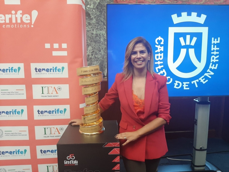 La directora de Turisme del Cabildo (22/23), Laura Castro, en la presentació del Giro d'Itàlia.